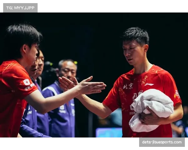 特写：马龙以教练组成员身份现身训练馆，亲自为王楚钦喂多球